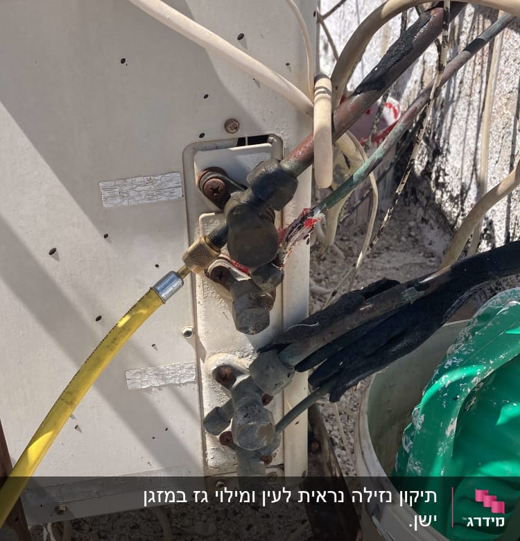 צינורות ומחברים של מזגן חיצוני על קיר